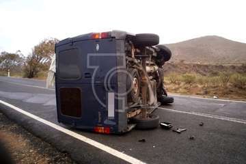 Una furgoneta choca contra un árbol y vuelca en la carretera de Telde a Cuatro Puertas (Foto TA)
